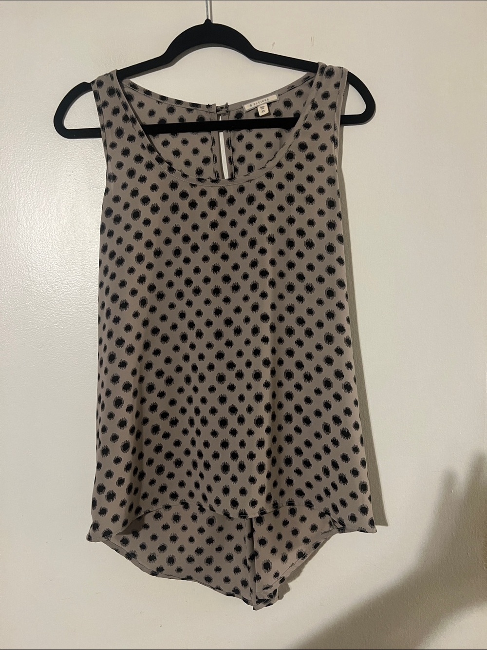 Pleione black/tan sleeveless flowy top